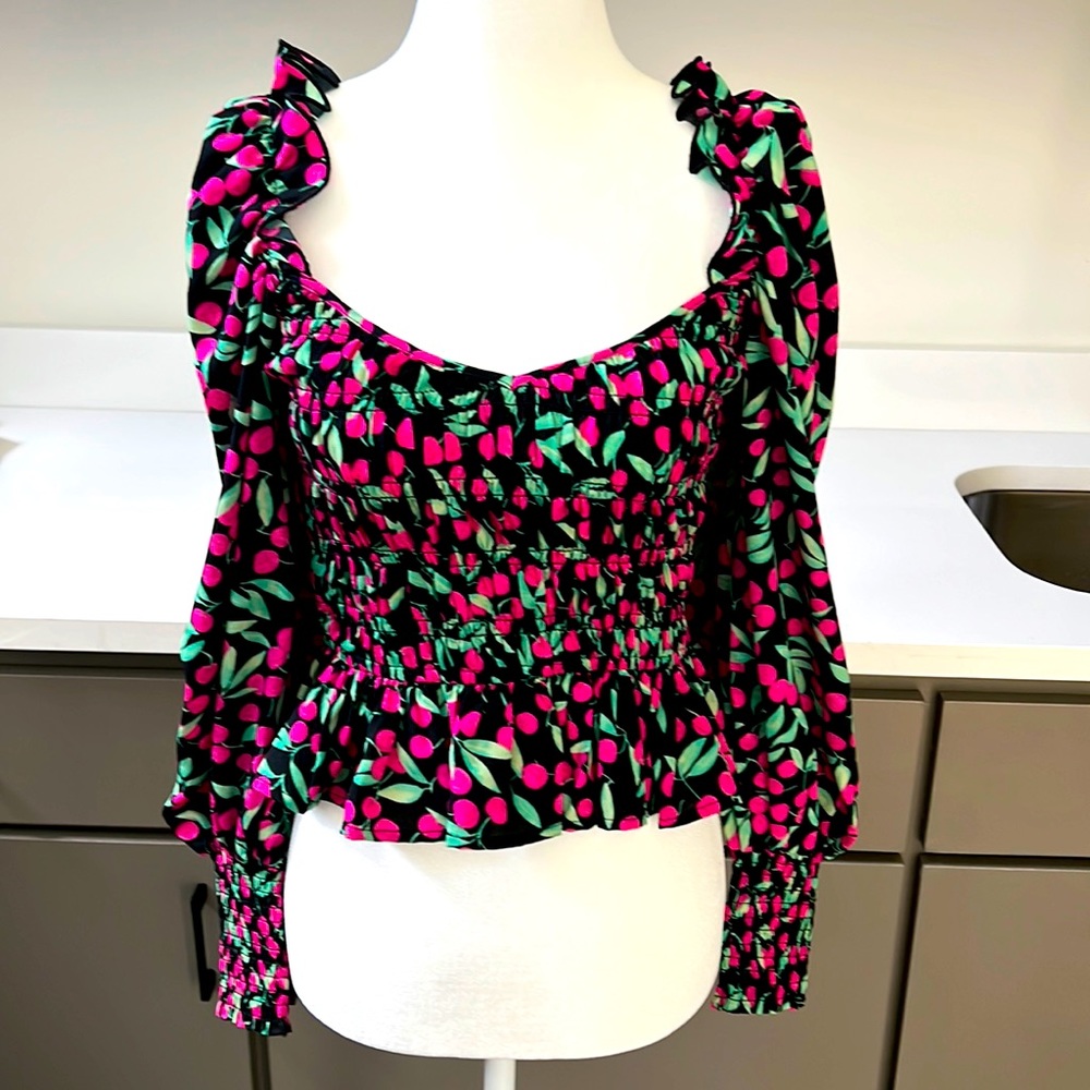Topshop long sleeve top. Ruched bodice and cuffs. V neck. Like new
